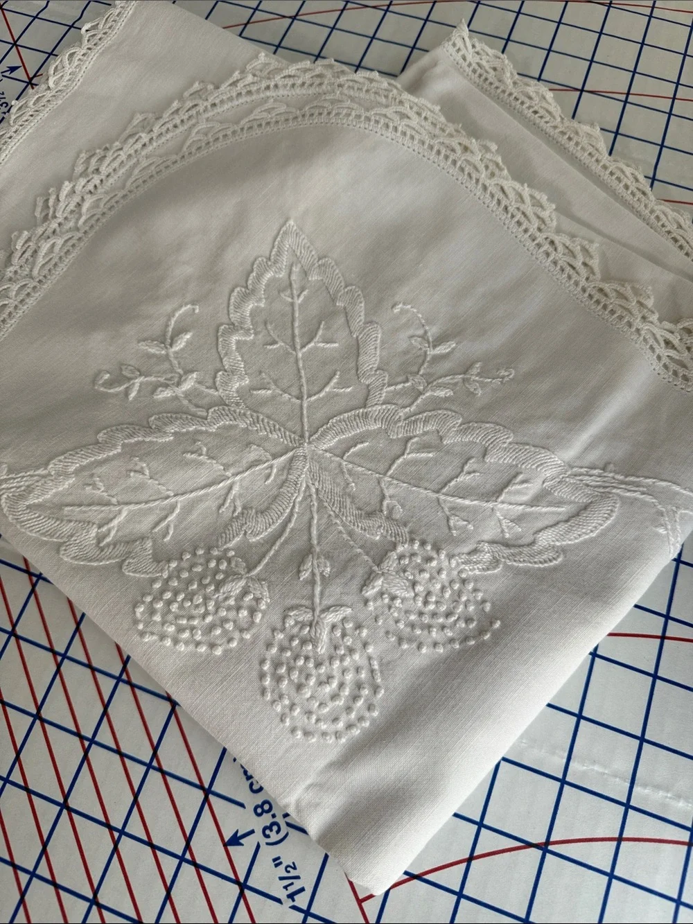 Vintage Madeira Hand Embroidered Linen Tablecloth White Berry Vine Crochet Lace